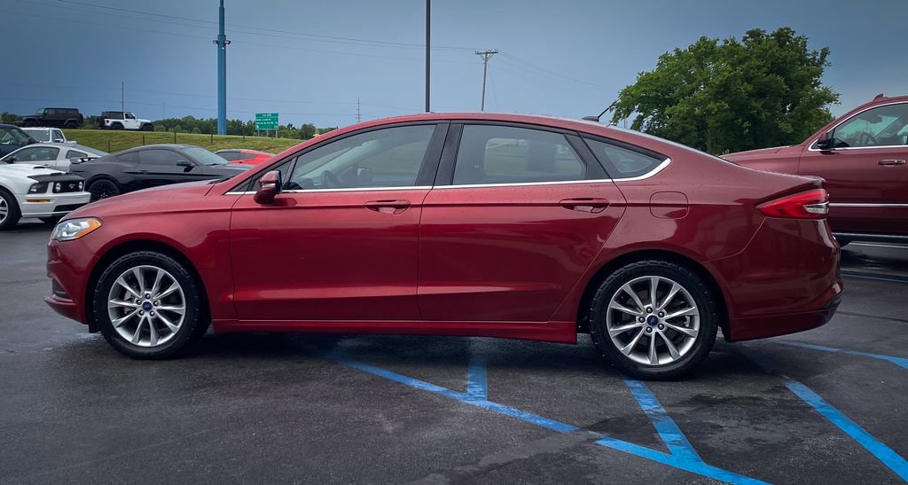Used 2017 Ford Fusion SE w/ Fusion SE Technology Package FWD image 8
