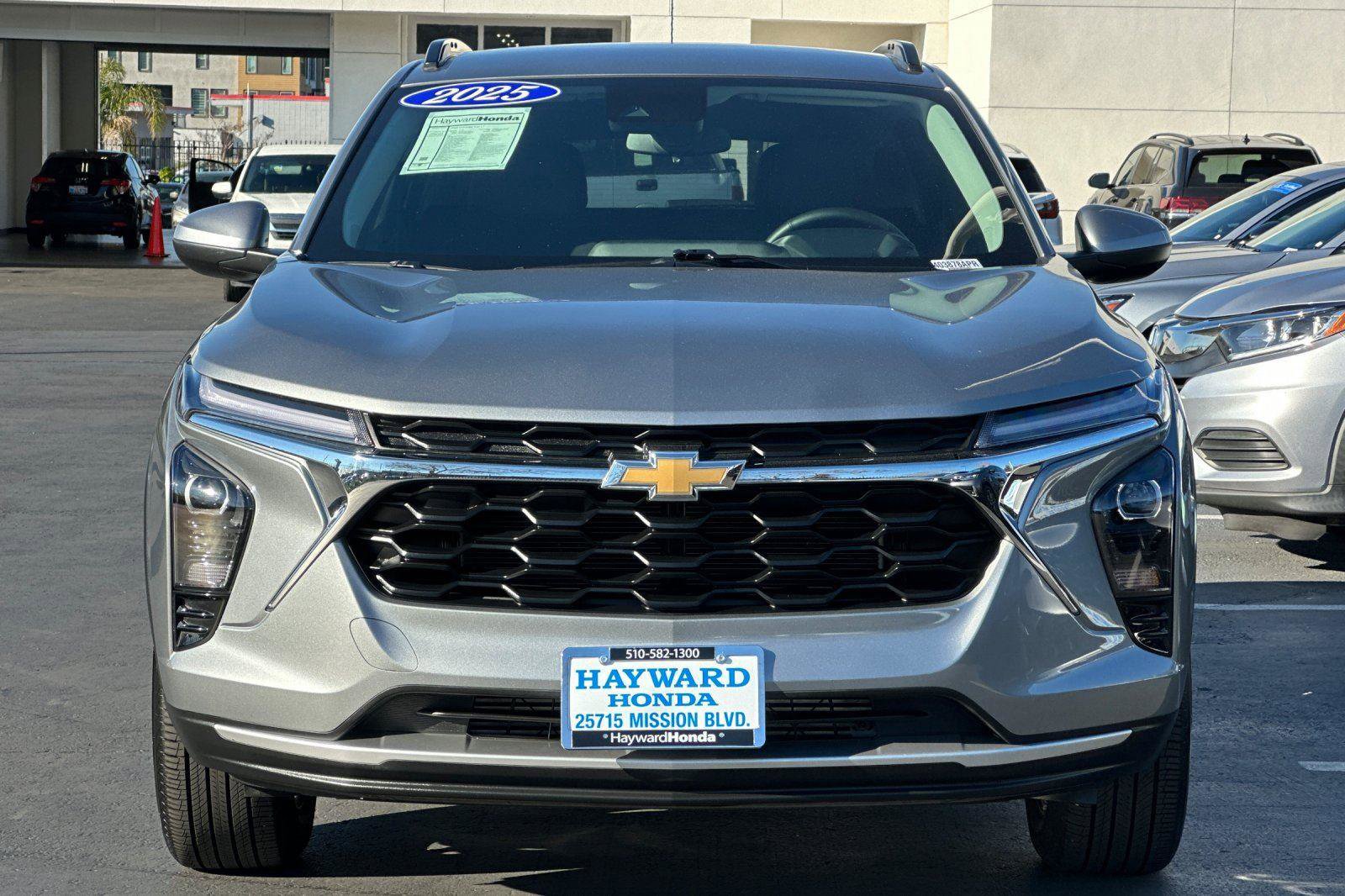 Used 2025 Chevrolet Trax LT w/ LT Convenience Package image 8
