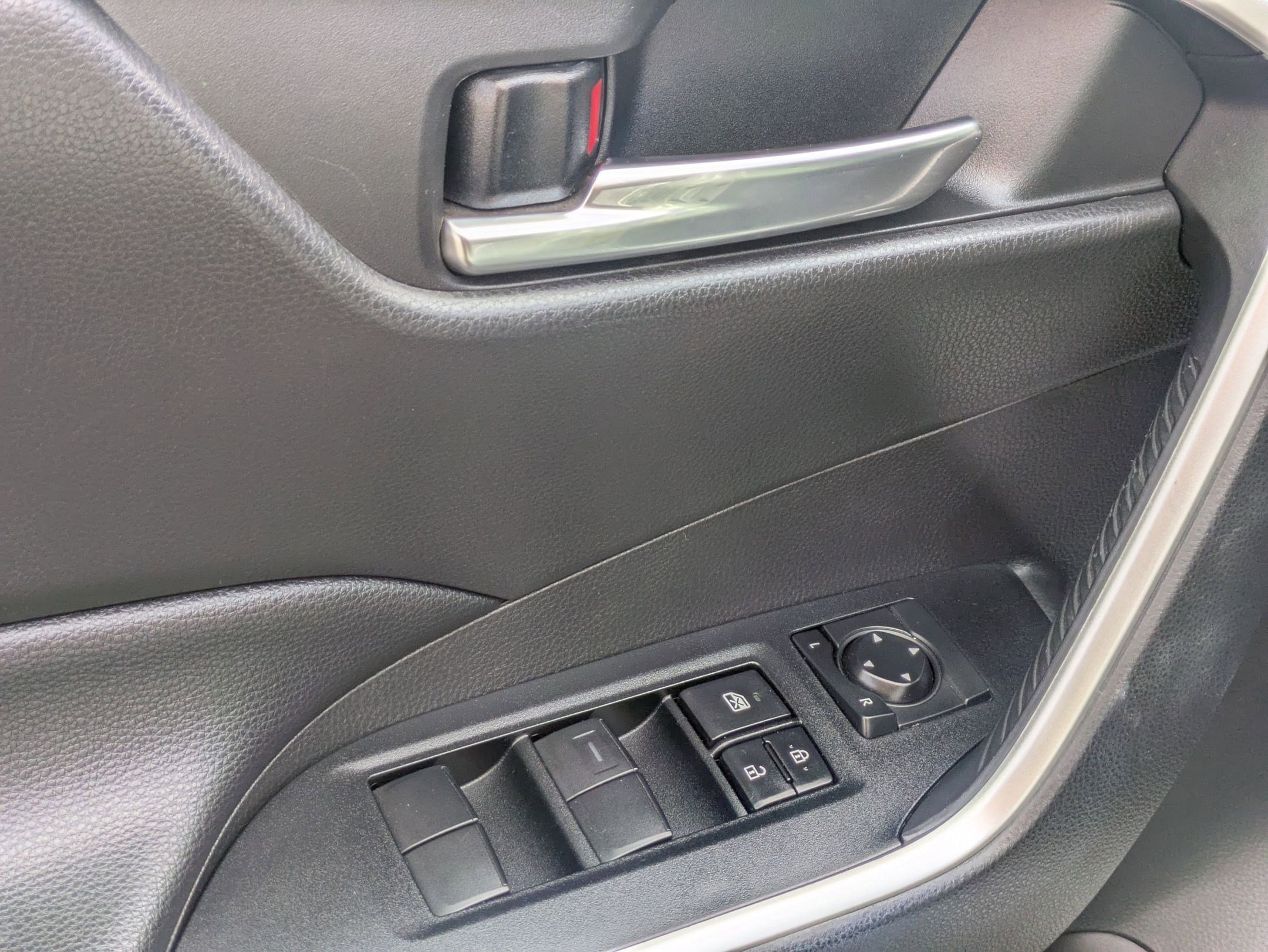 Used 2021 Toyota RAV4 XLE w/ Carpet Mat Package (TMS) image 14