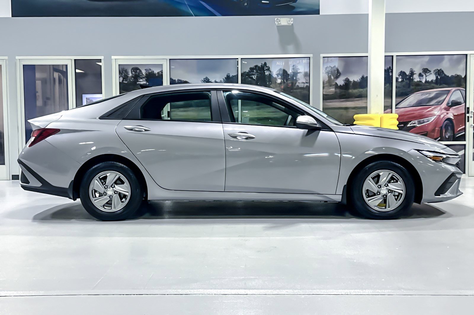Used 2025 Hyundai Elantra SE FWD image 8