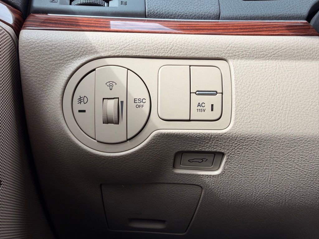 Used 2012 Hyundai Veracruz Limited w/ Entertainment Pkg image 22