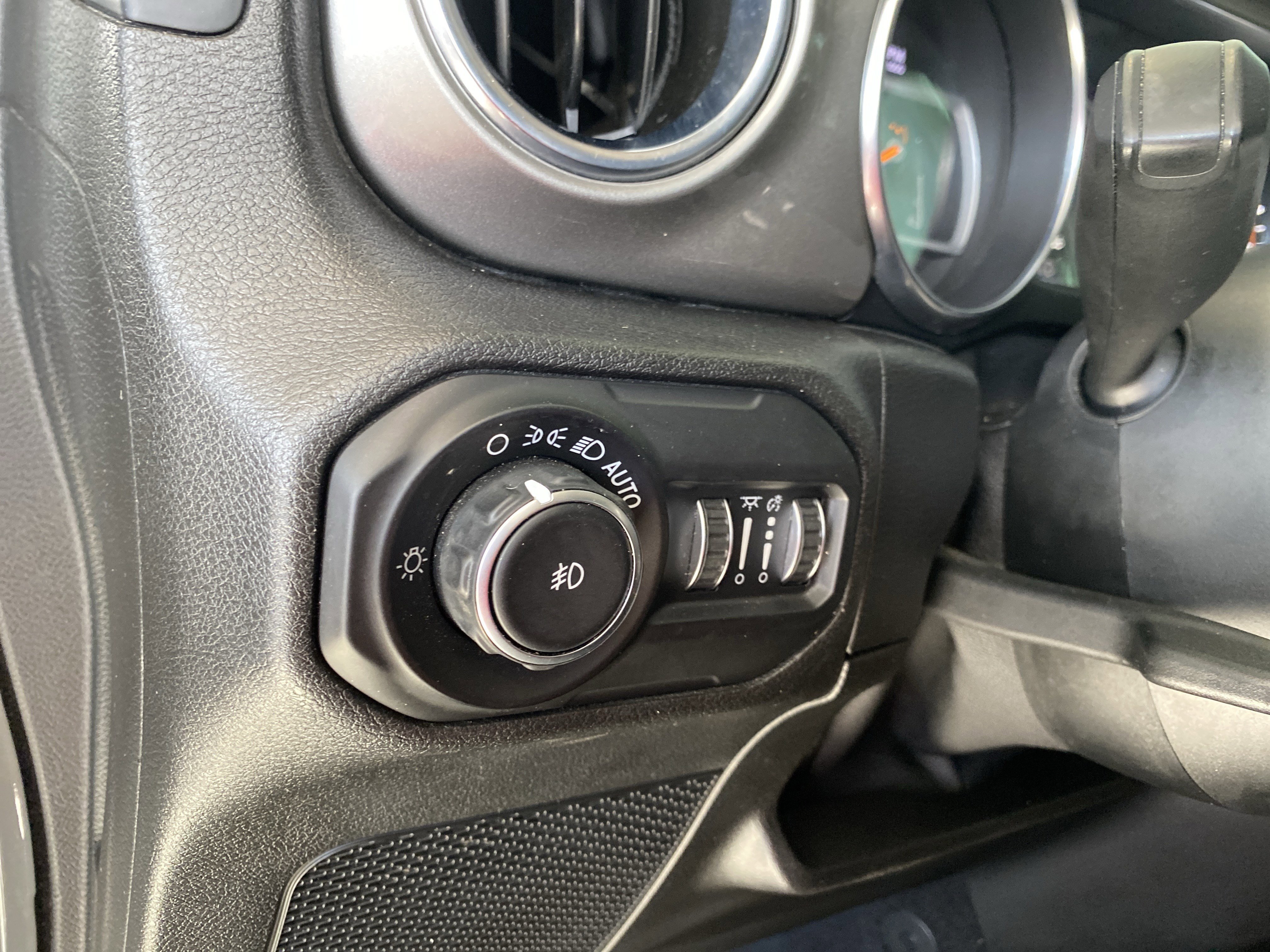 Used 2018 Jeep Wrangler Unlimited Sahara image 10