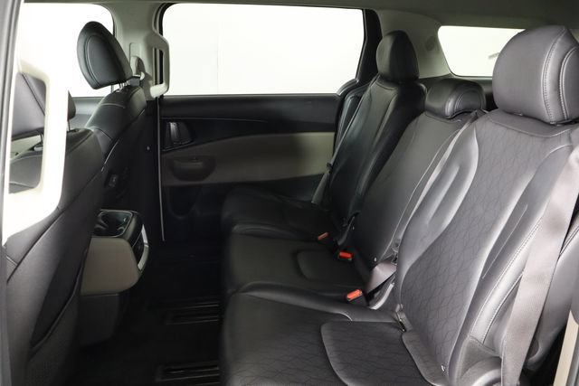 Used 2025 Kia Carnival FWD image 16