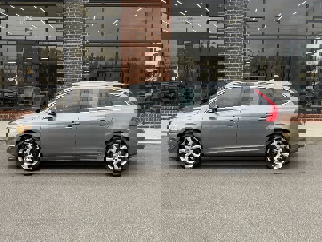 Used 2017 Volvo V60 T5 Premier w/ Convenience Package image 3