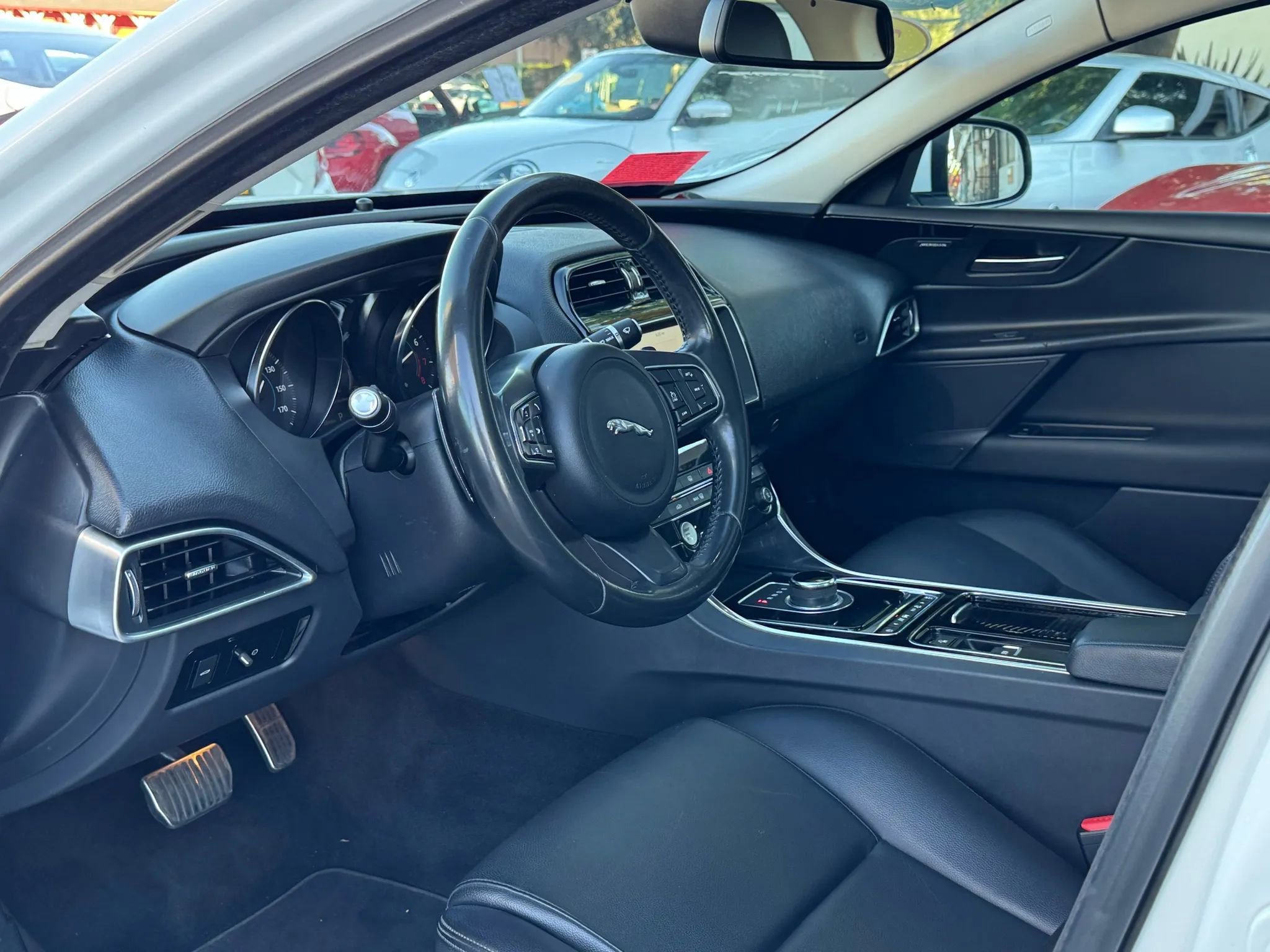 Used 2019 Jaguar XE Premium image 10