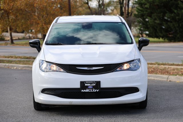 Used 2024 Chrysler Voyager LX image 4