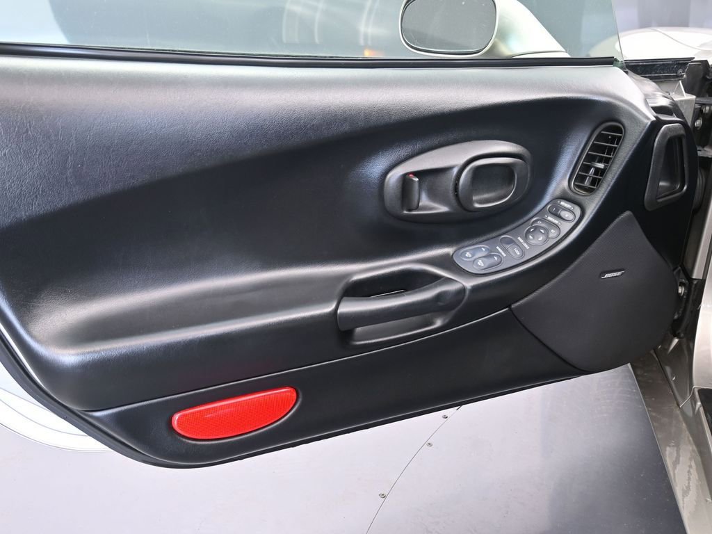 Used 2000 Chevrolet Corvette Coupe w/ Memory Pkg image 18