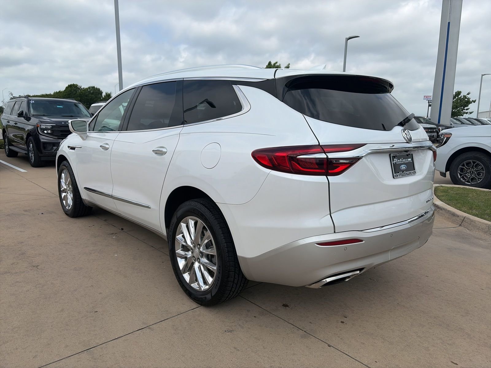 Used 2019 Buick Enclave Essence image 3