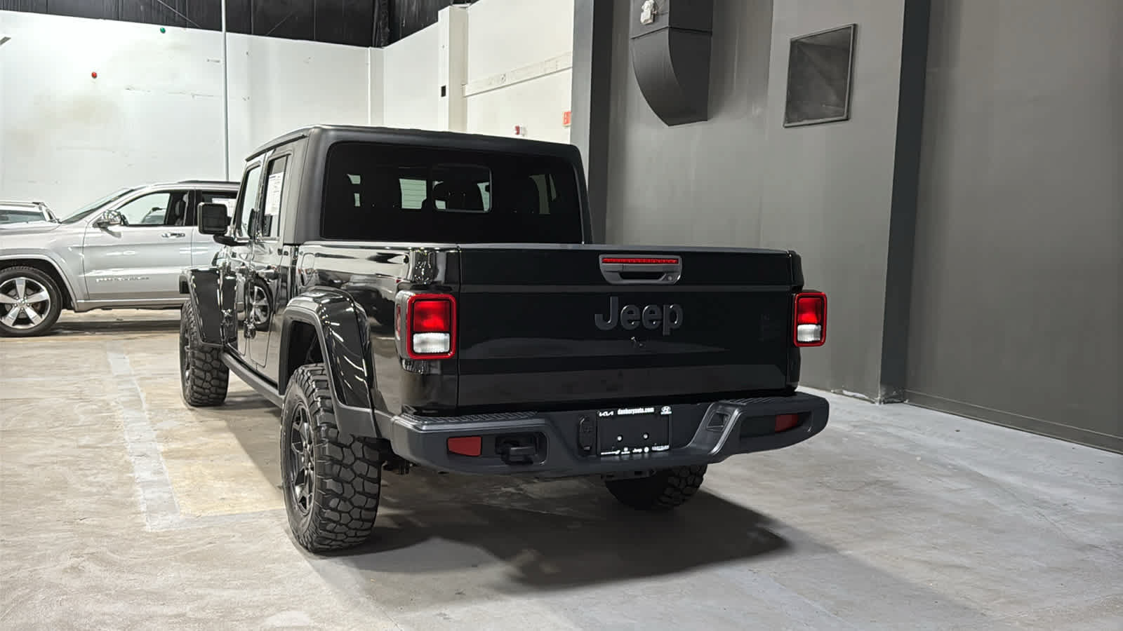 Used 2022 Jeep Gladiator Overland AWD/4WD image 6