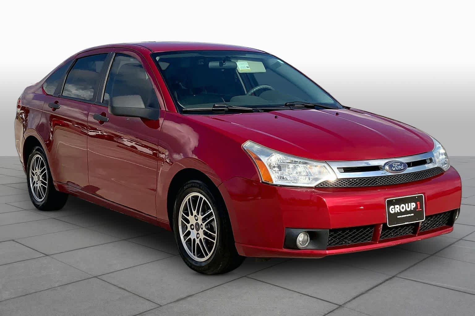 Used 2010 Ford Focus SE FWD image 2