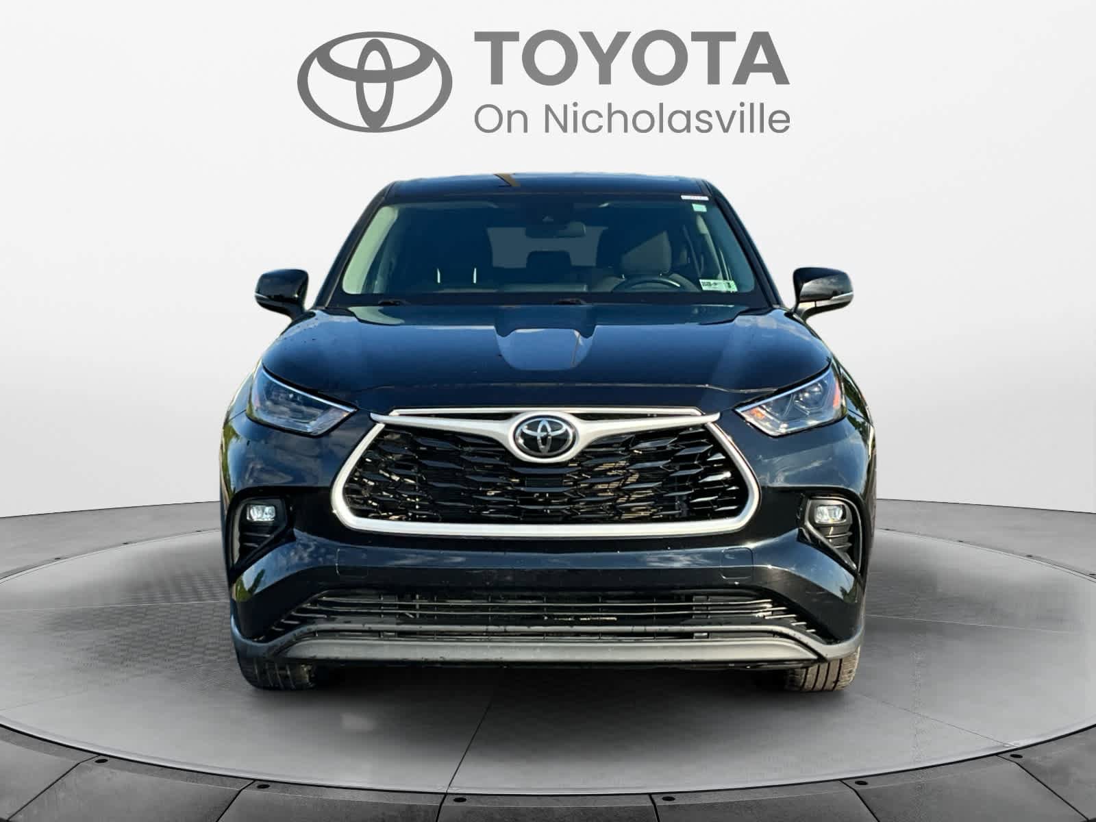 Used 2024 Toyota Highlander LE AWD/4WD image 9