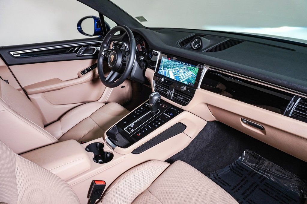 Certified 2025 Porsche Macan image 13