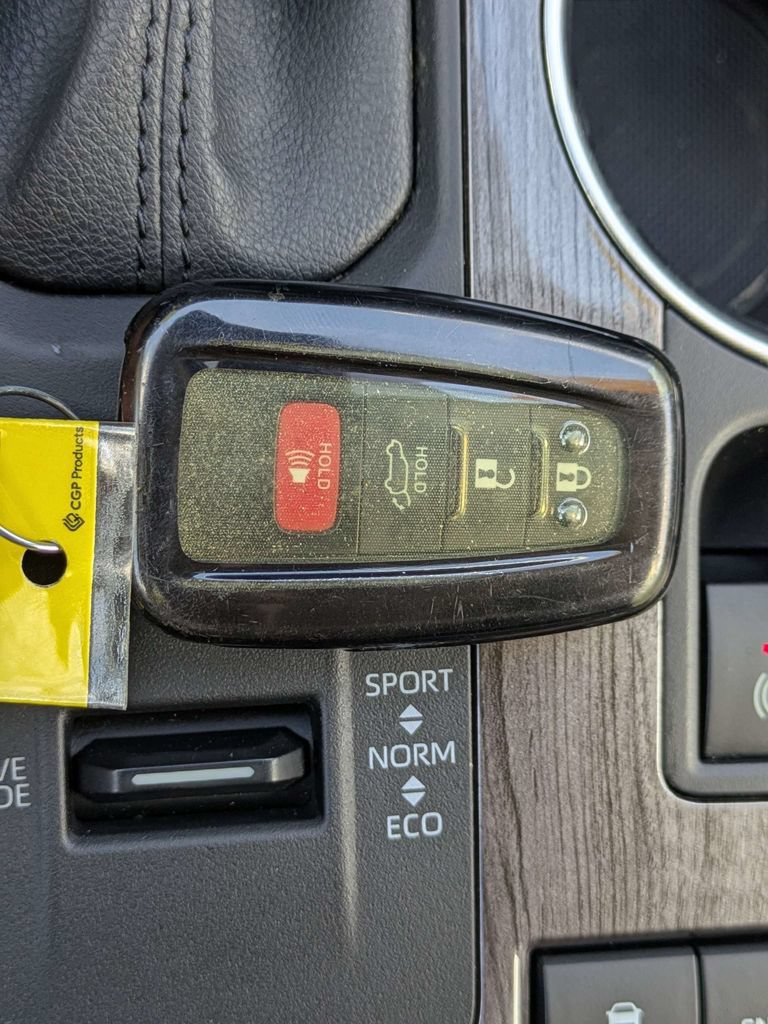 Used 2021 Toyota Highlander Limited FWD image 32