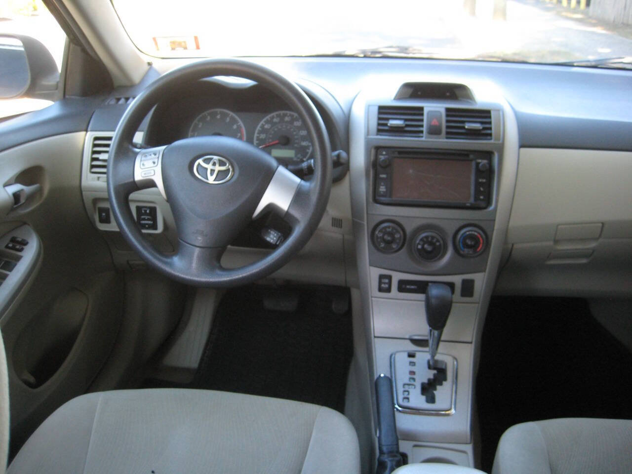 Used 2013 Toyota Corolla LE FWD image 16