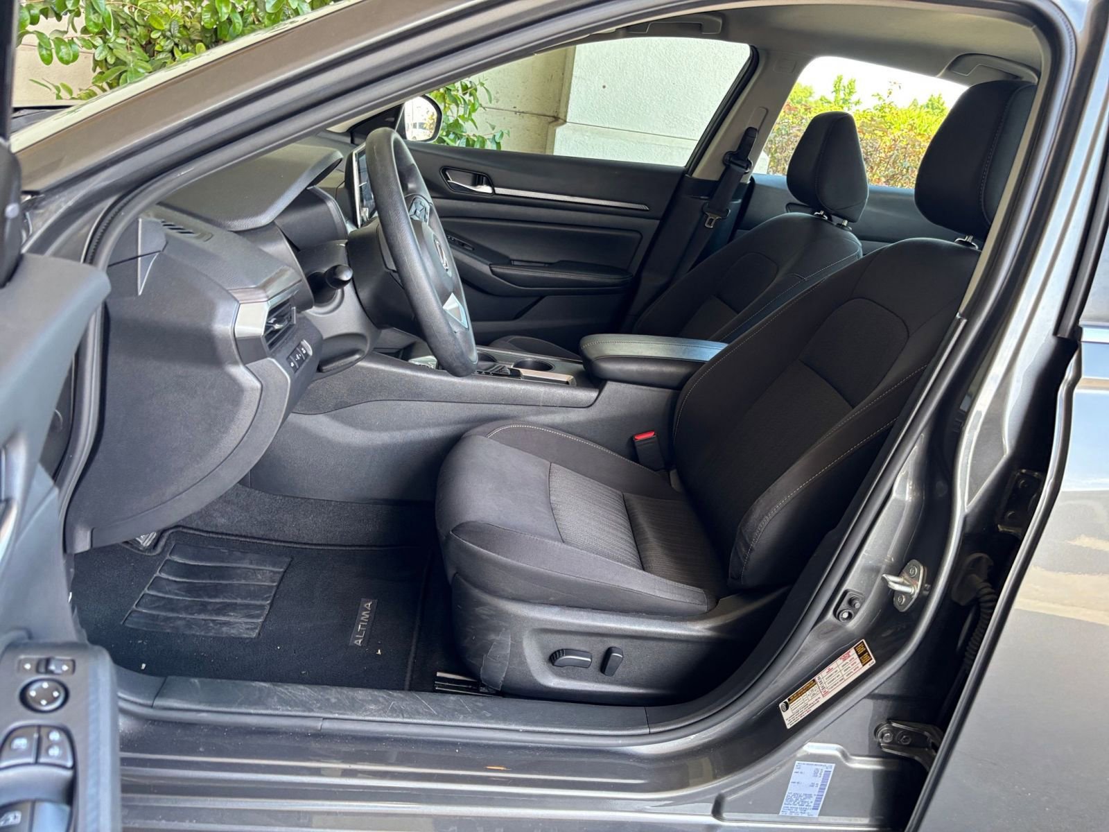 Used 2025 Nissan Altima 2.5 SV FWD image 37