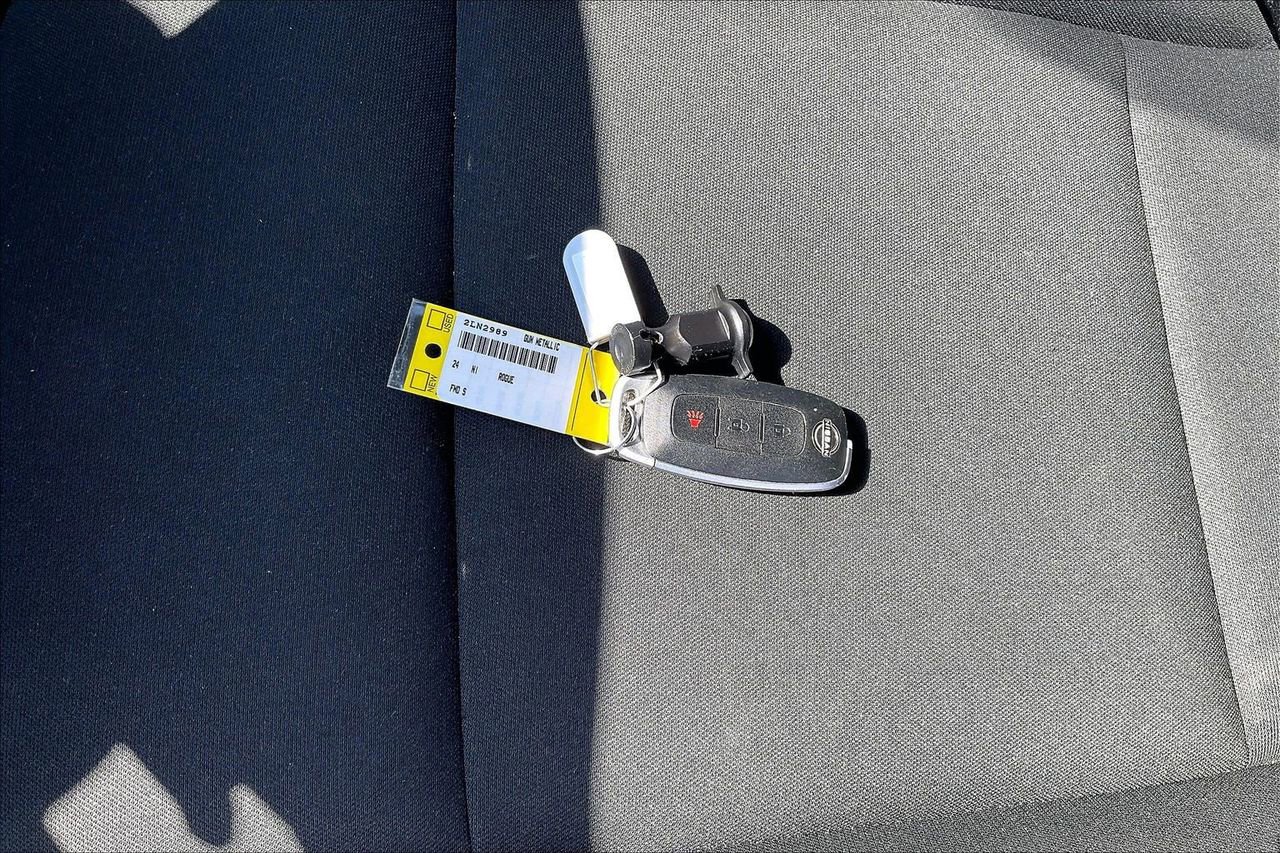 Used 2024 Nissan Rogue S image 32