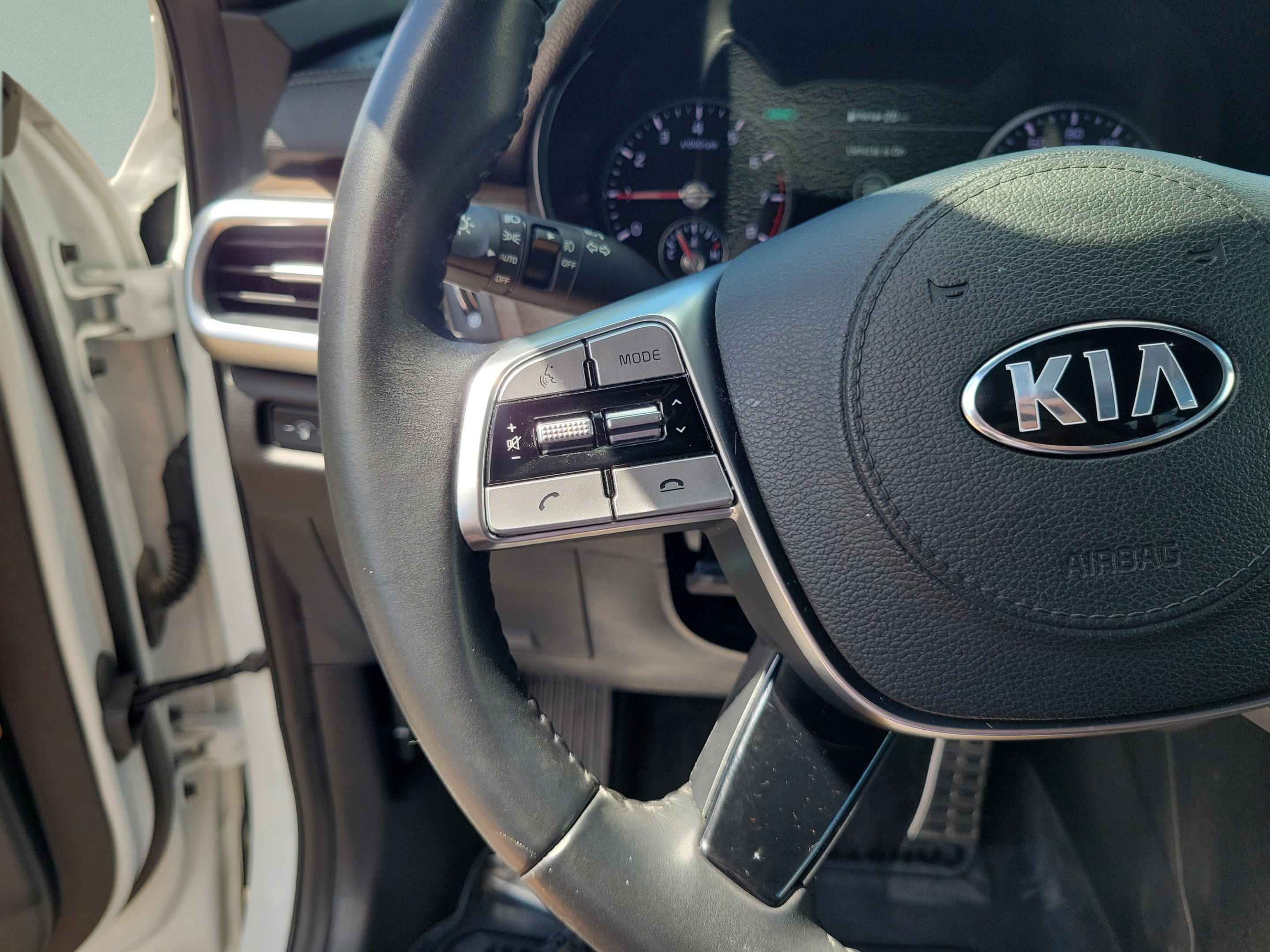 Used 2020 Kia Telluride SX w/ Towing Package FWD image 14