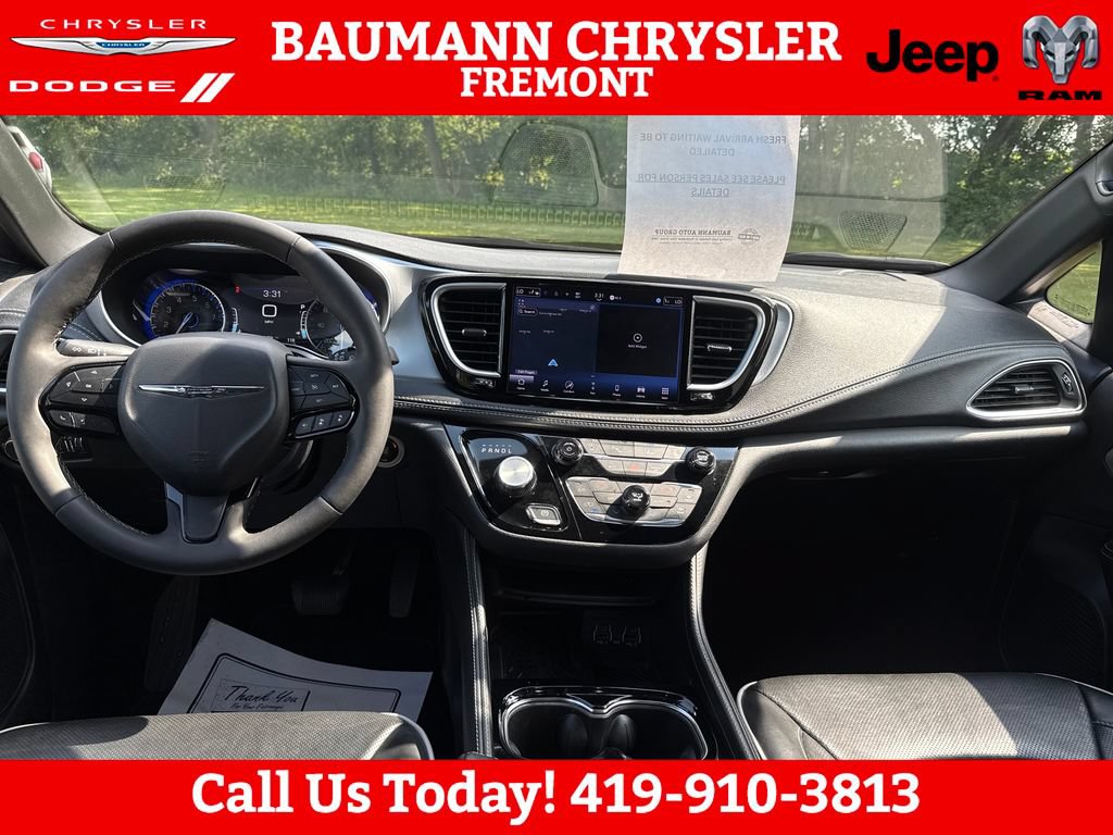Used 2025 Chrysler Pacifica Limited FWD image 12