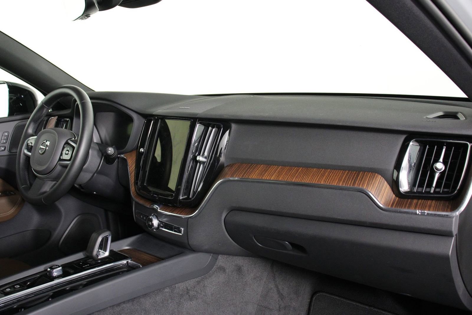 Certified 2024 Volvo XC60 B5 Plus AWD/4WD image 22