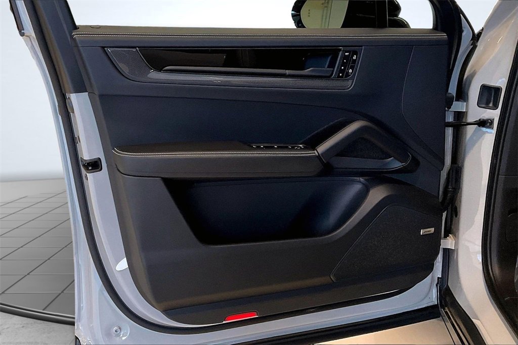 Used 2025 Porsche Cayenne GTS image 23