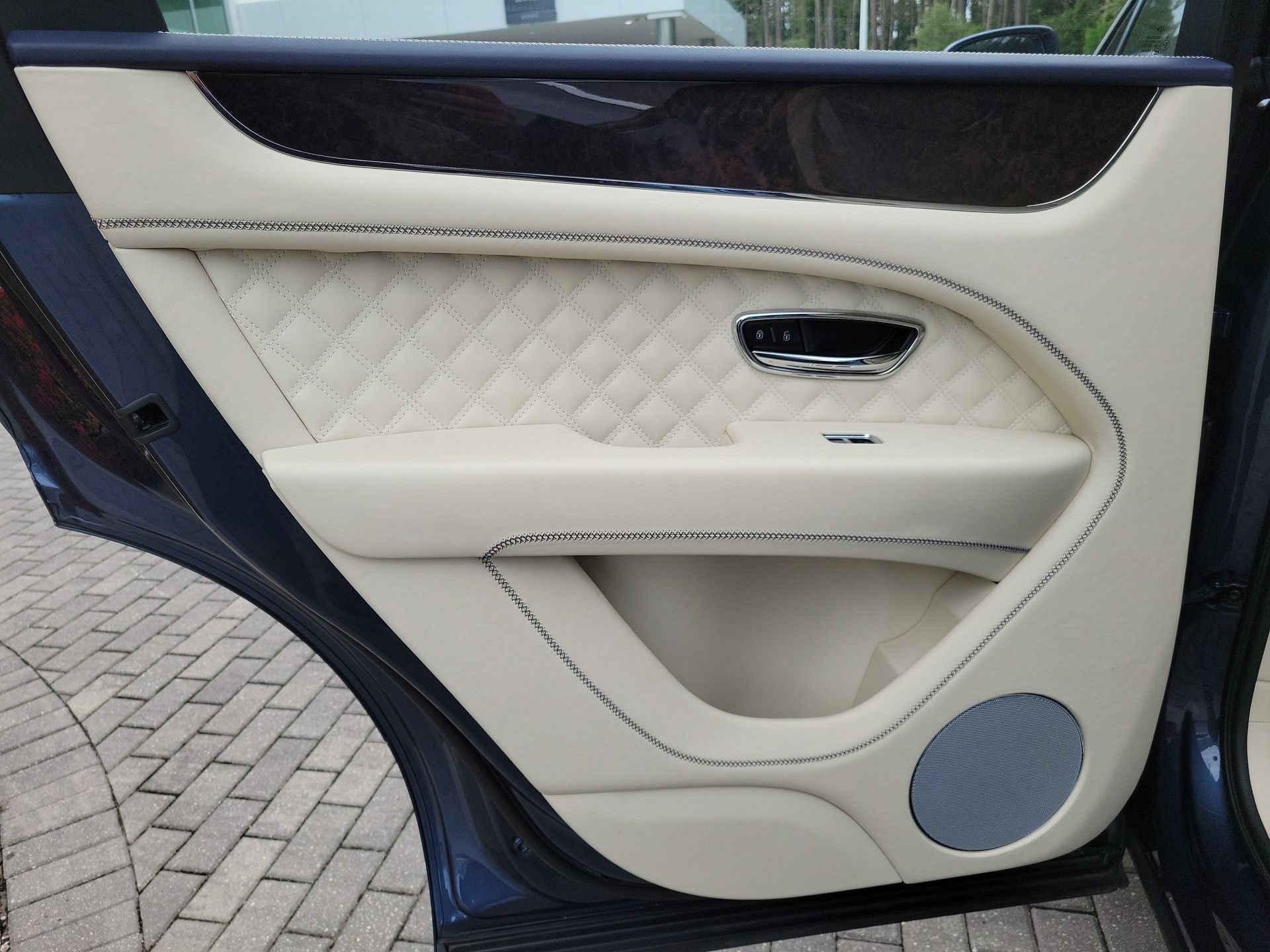Certified 2022 Bentley Bentayga AWD/4WD image 17