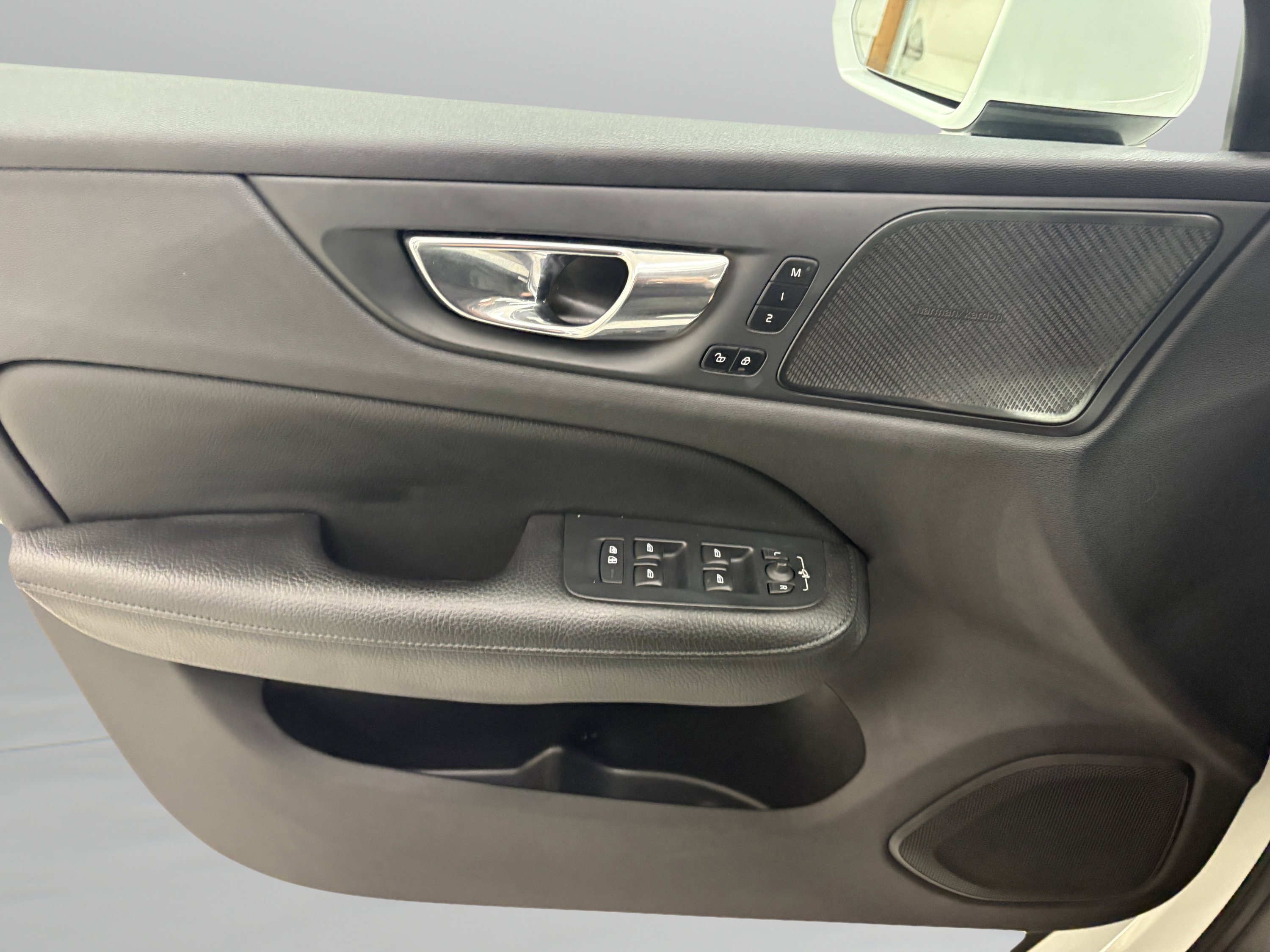 Used 2021 Volvo S60 T8 Inscription image 31