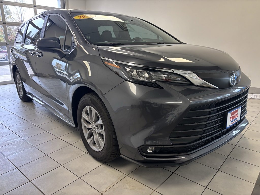 Used 2025 Toyota Sienna XLE image 2