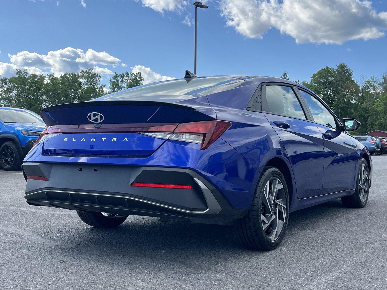 Used 2025 Hyundai Elantra Sport FWD image 5