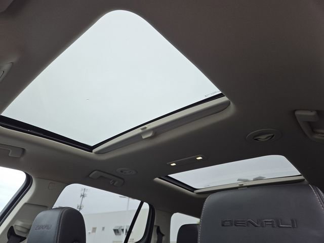 Used 2020 GMC Acadia Denali w/ Technology Package FWD image 3