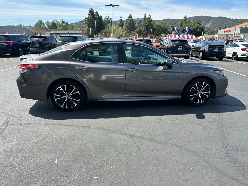 Used 2018 Toyota Camry SE image 4
