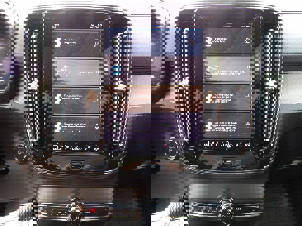 Certified 2023 Volvo XC40 B4 Plus w/ Protection Package Premier image 23