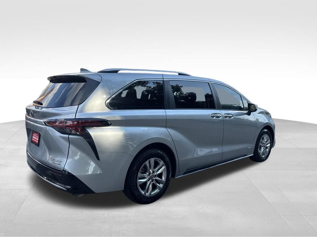 Used 2021 Toyota Sienna Limited FWD image 3