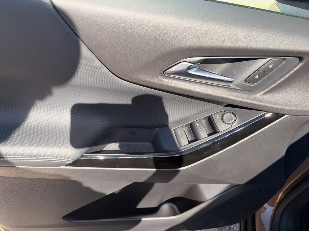 New 2027 Chevrolet Equinox LT w/ LPO, Floor Liner Package FWD image 17