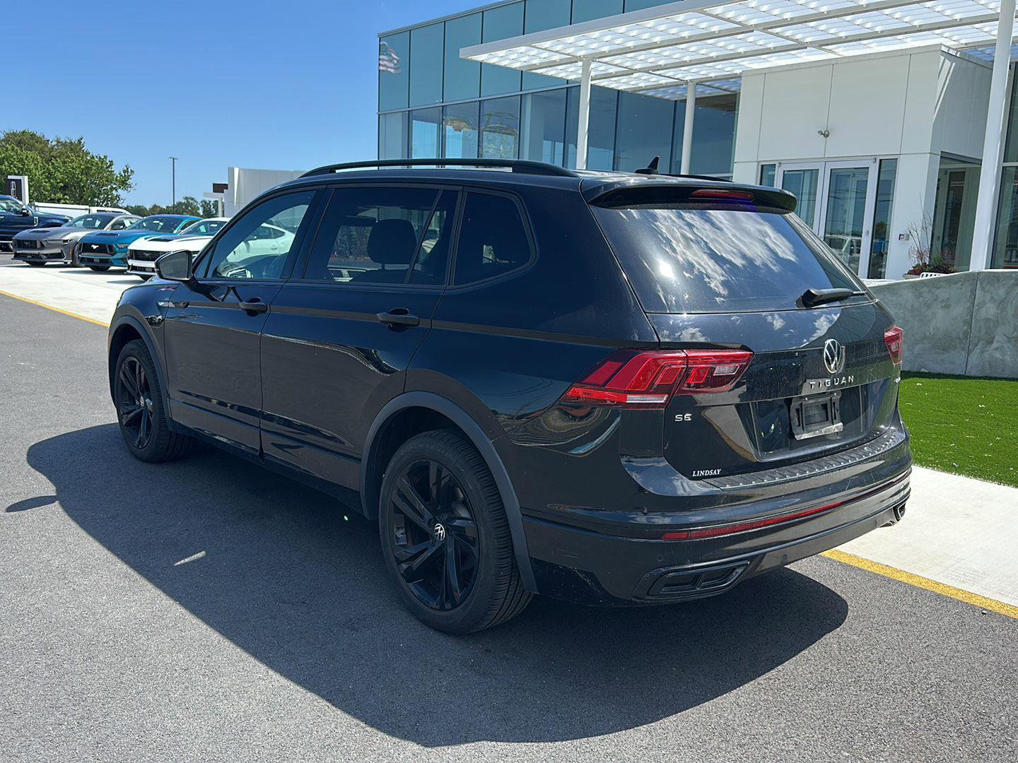Used 2024 Volkswagen Tiguan SE R-Line AWD/4WD image 7