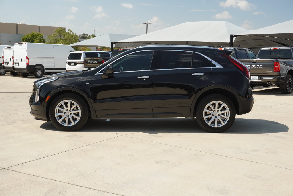 Used 2023 Cadillac XT4 Luxury w/ Cold Weather Package FWD image 2