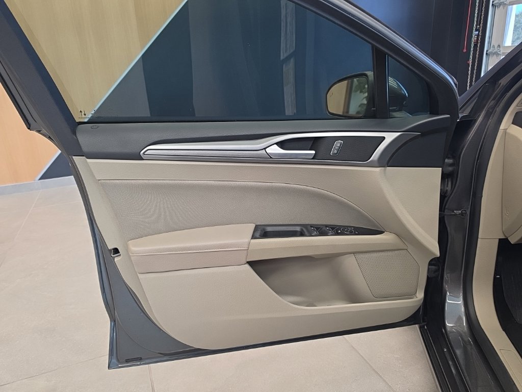 Used 2020 Ford Fusion SE FWD image 35