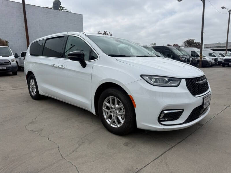 Used 2024 Chrysler Pacifica Touring-L