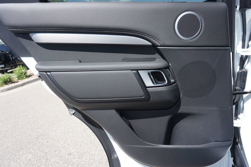 New 2025 Land Rover Discovery Dynamic SE image 28