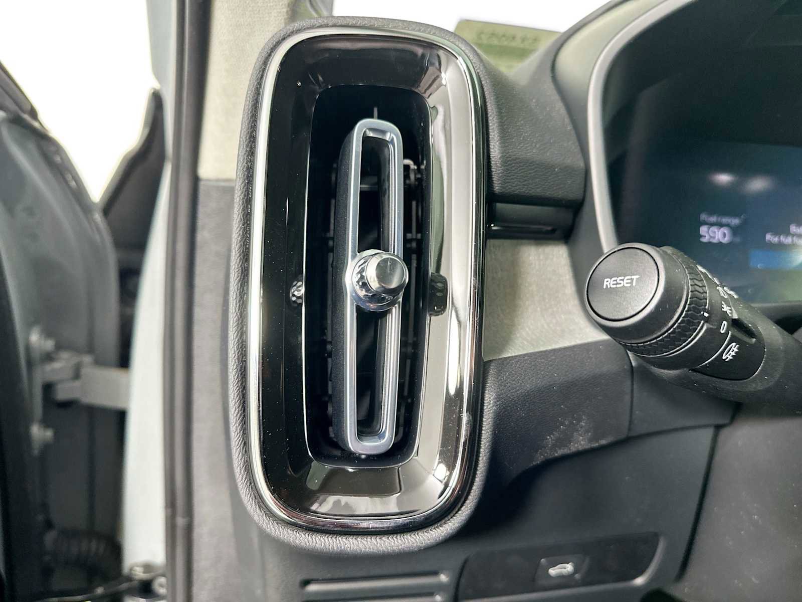 Used 2025 Volvo XC40 B5 Core w/ Climate Package image 10