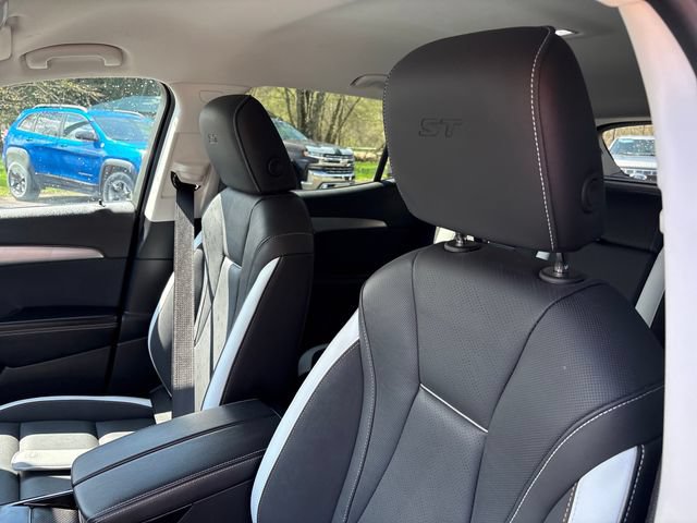 Used 2025 Buick Envision Sport Touring AWD/4WD image 9