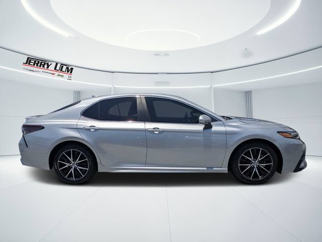 Used 2024 Toyota Camry SE FWD image 2