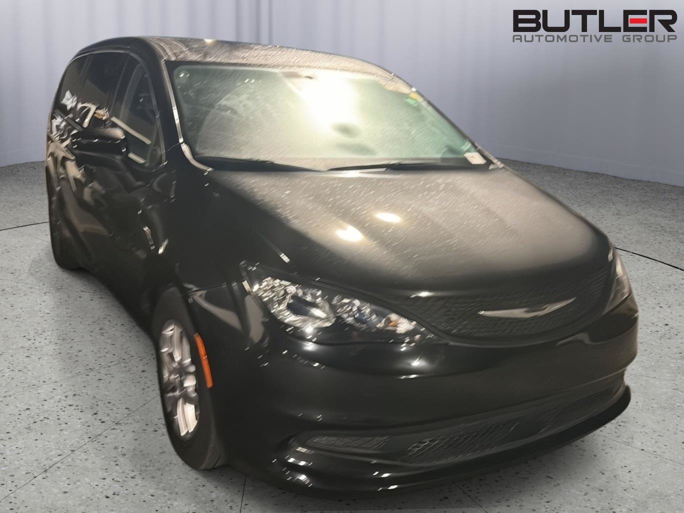 Used 2023 Chrysler Voyager LX FWD image 4