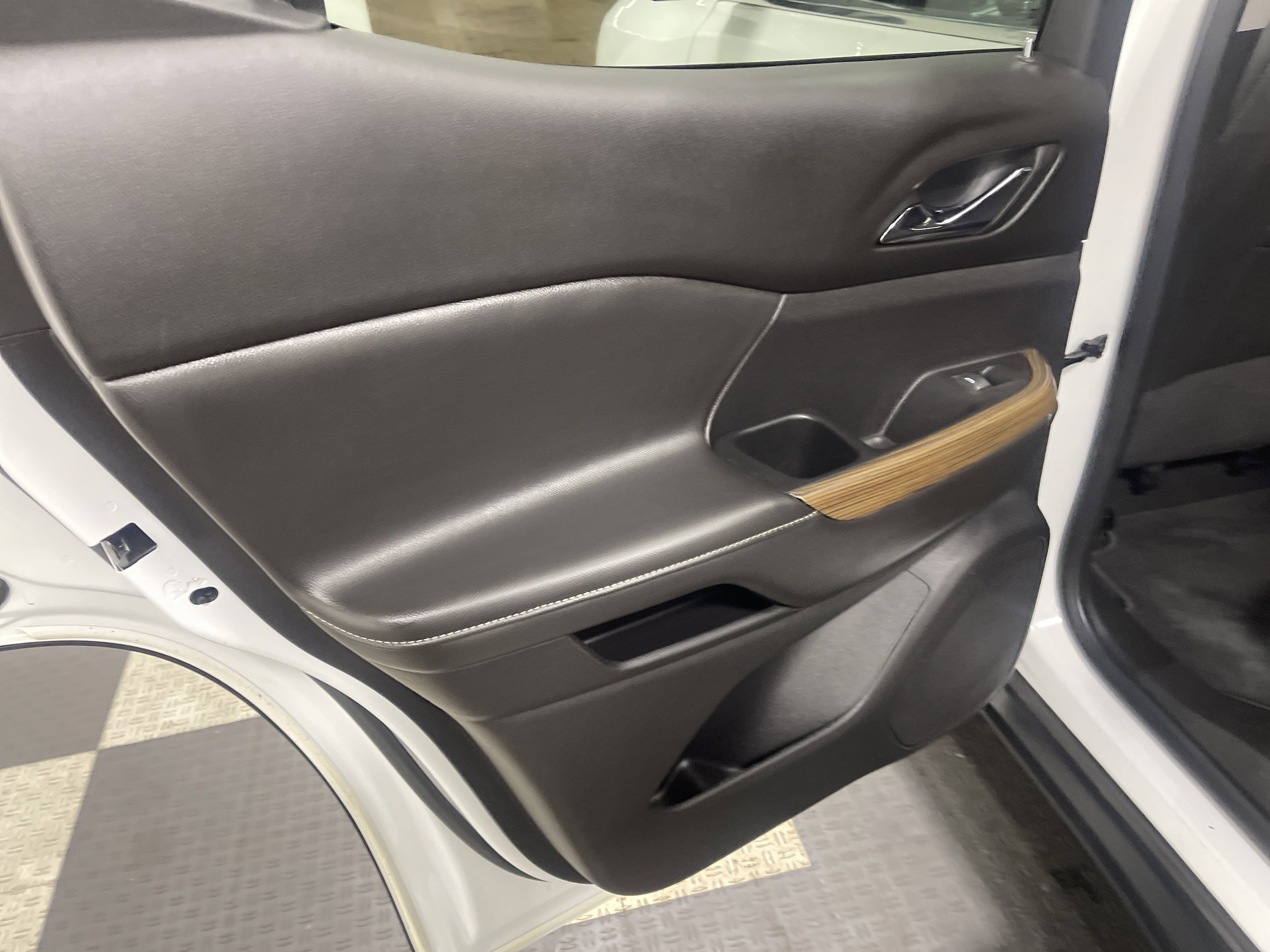 Used 2023 GMC Acadia SLE image 15