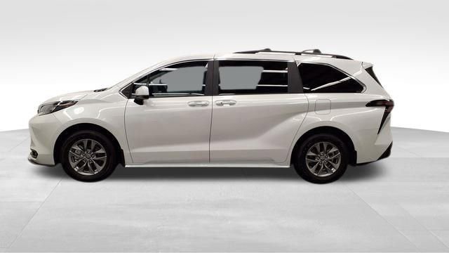 Used 2025 Toyota Sienna XLE image 4