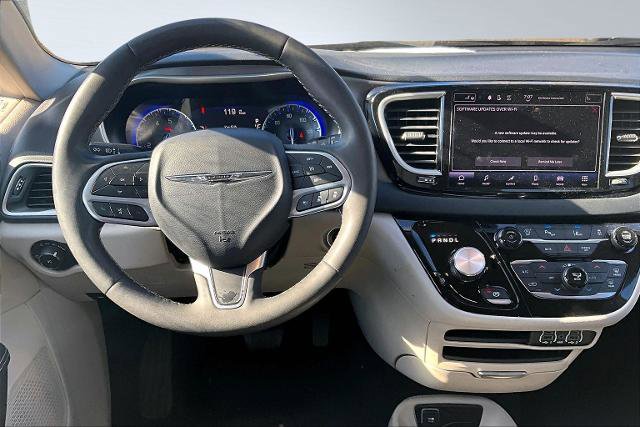 Used 2023 Chrysler Pacifica Touring-L image 5