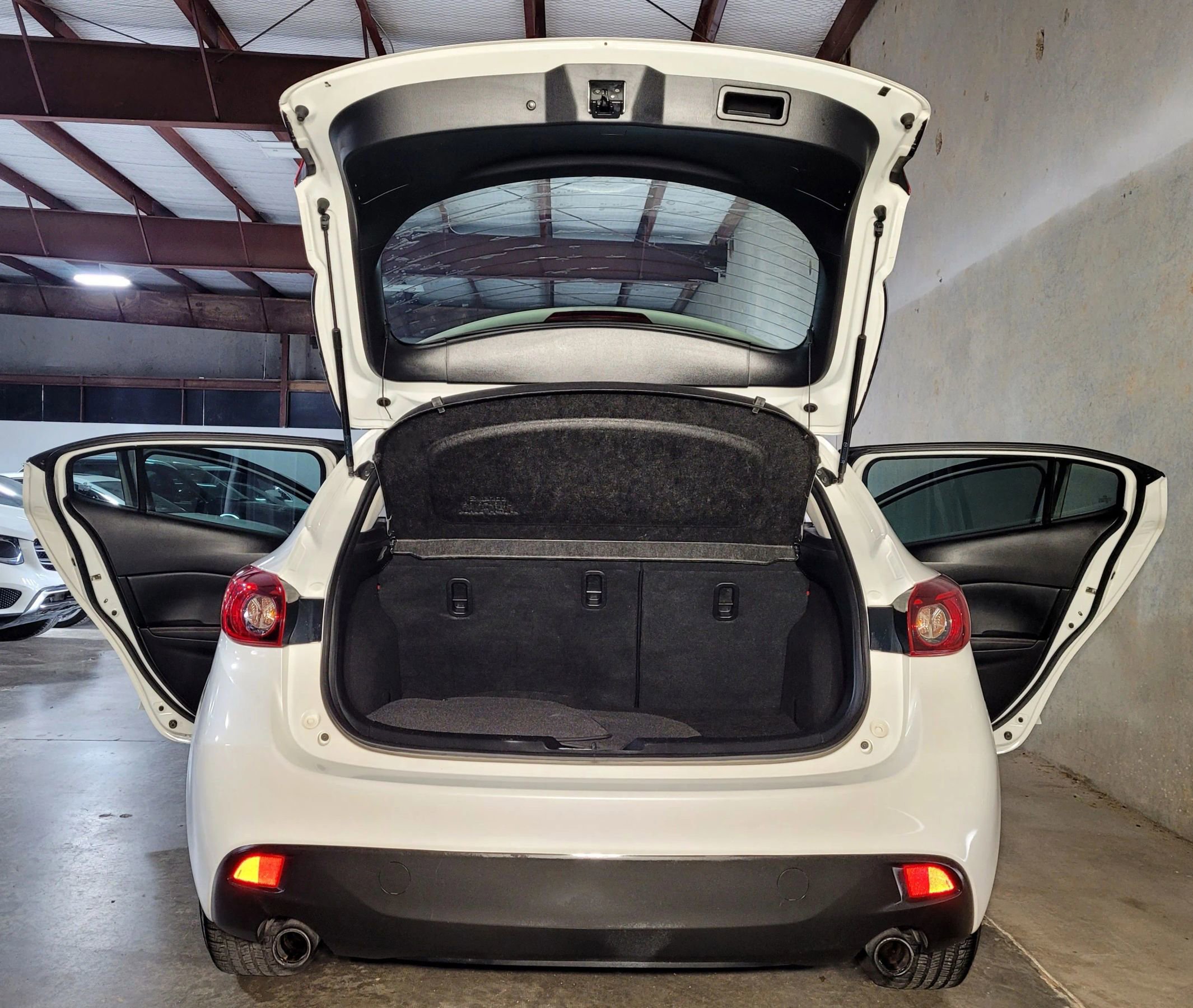 Used 2014 MAZDA MAZDA3 i Grand Touring image 10