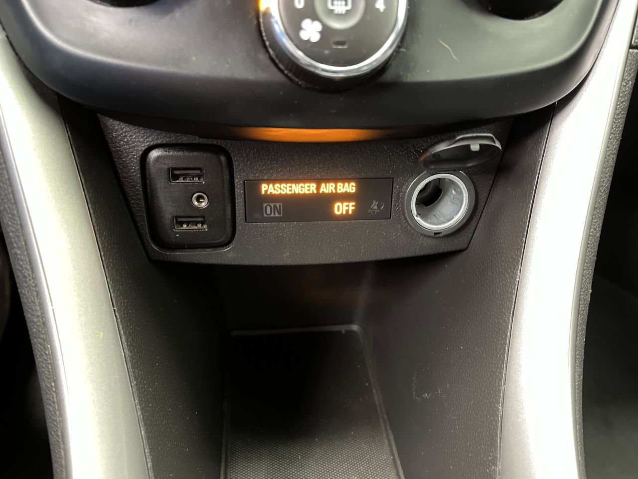 Used 2019 Chevrolet Trax LT w/ Sun & Sound Package AWD/4WD image 23