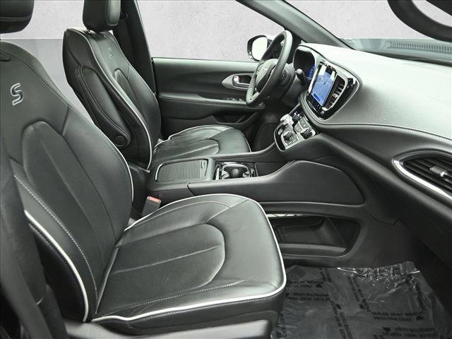 Used 2025 Chrysler Pacifica Limited image 25