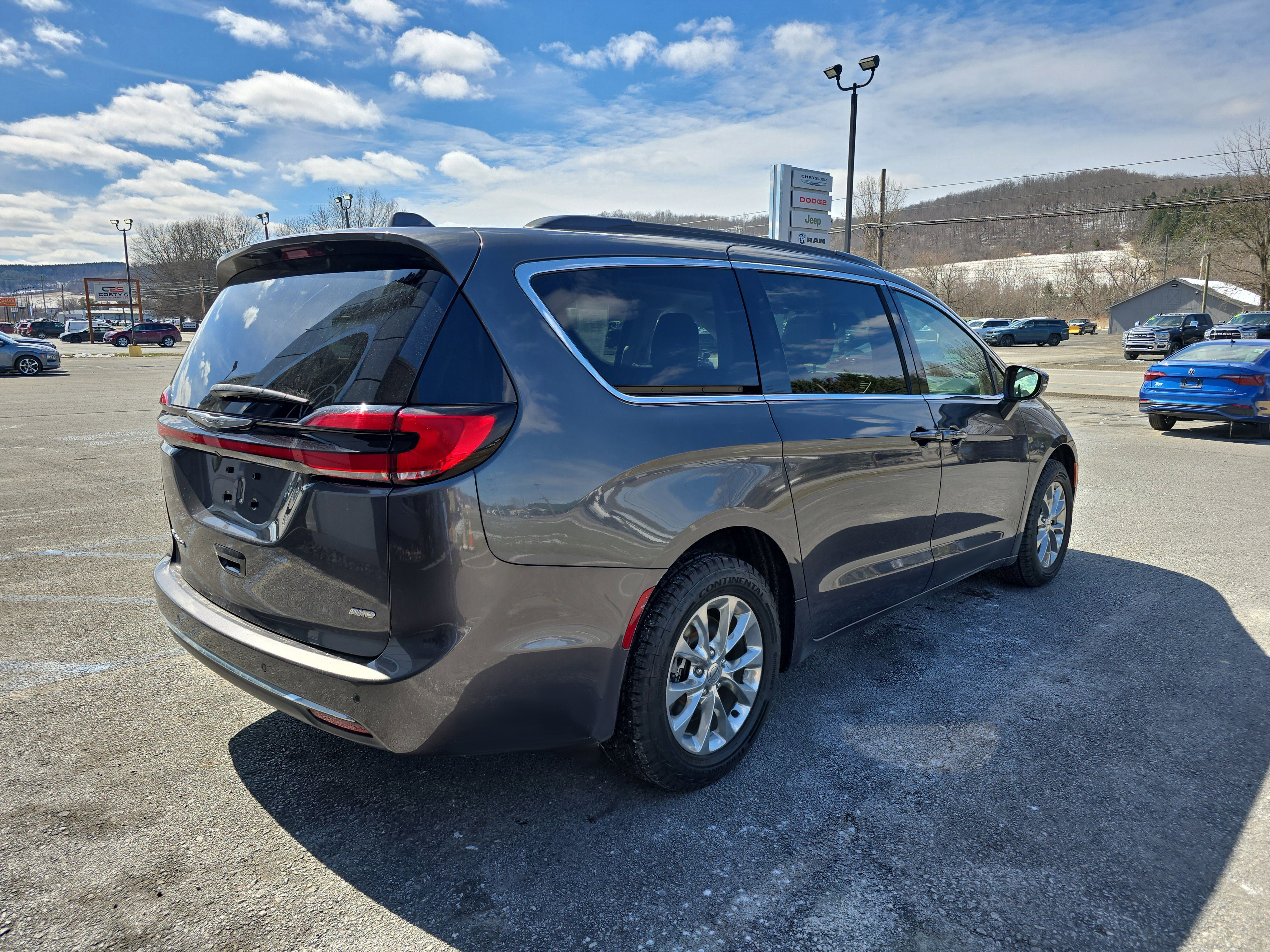 Used 2022 Chrysler Pacifica Touring-L image 3