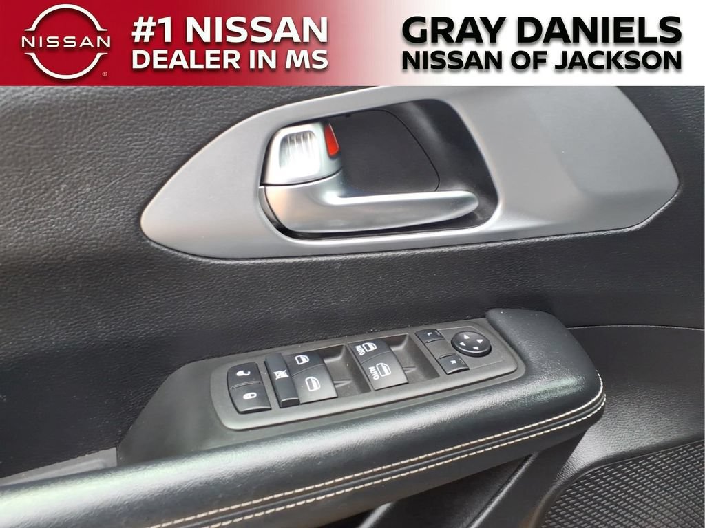Used 2022 Chrysler Pacifica Touring FWD image 12